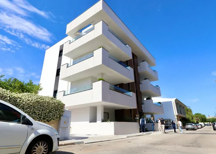 Апартаменти Luxurious - Azulis#3 - 2br Fully Equipped - Garden - Free Parking *