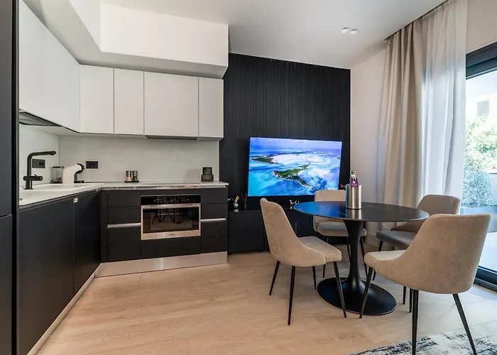 Апартаменти Luxurious - Azulis#3 - 2br Fully Equipped - Garden - Free Parking *